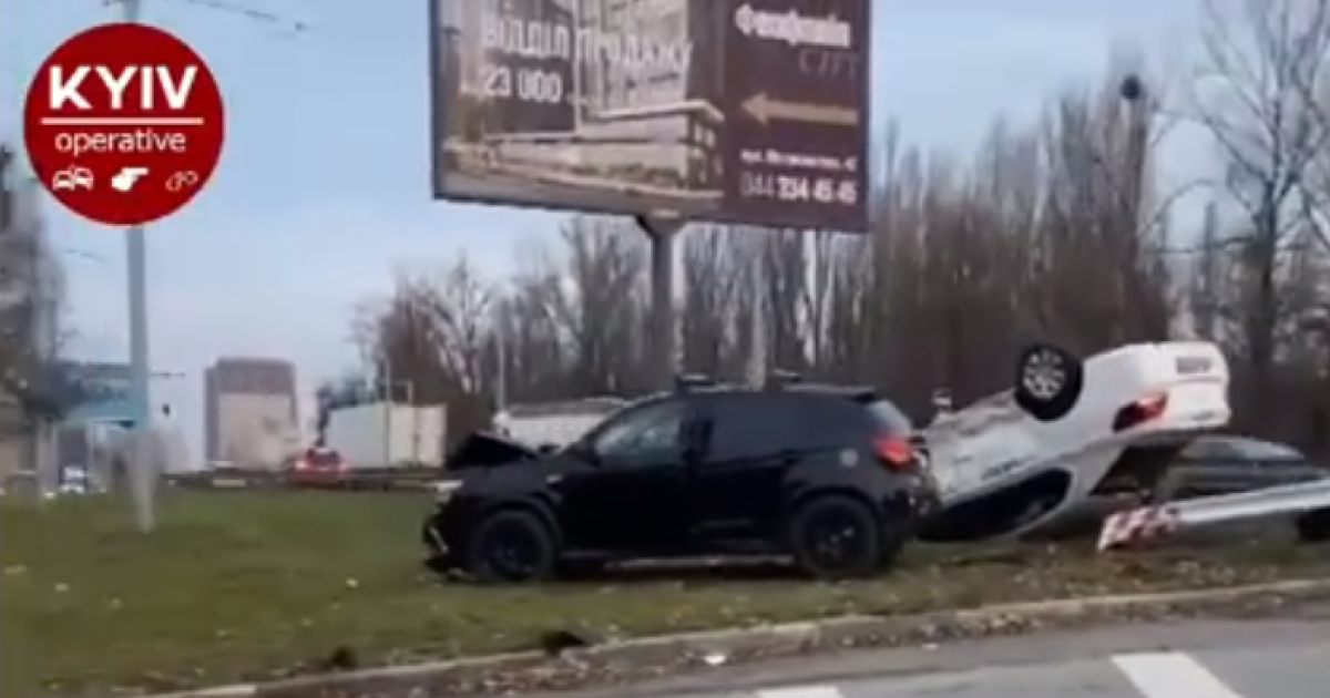 В Киеве такси столкнулось с другой легковушкой и опрокинулось: видео