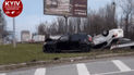 У Києві таксі зіткнулося з іншим легковиком і перекинулось: відео