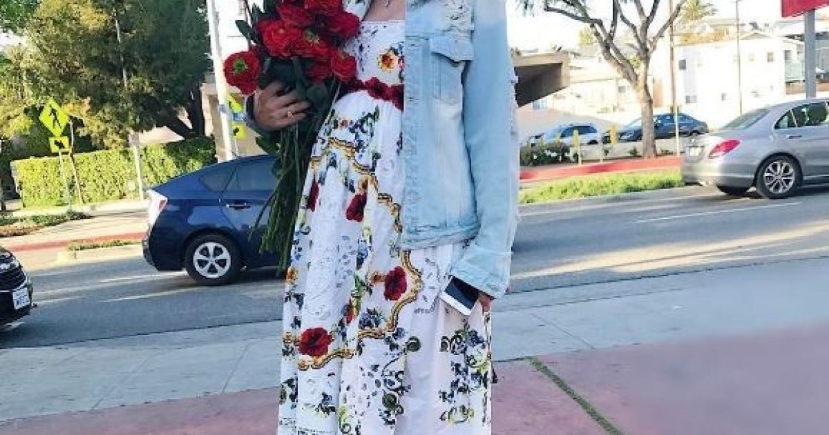 Седокова похвасталась глубоким декольте и опровергла слухи о своих родах