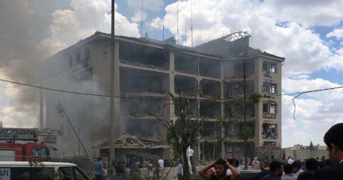 В Турции возле местного управления безопасности взорвался автомобиль, есть погибшие. Добавлены фото