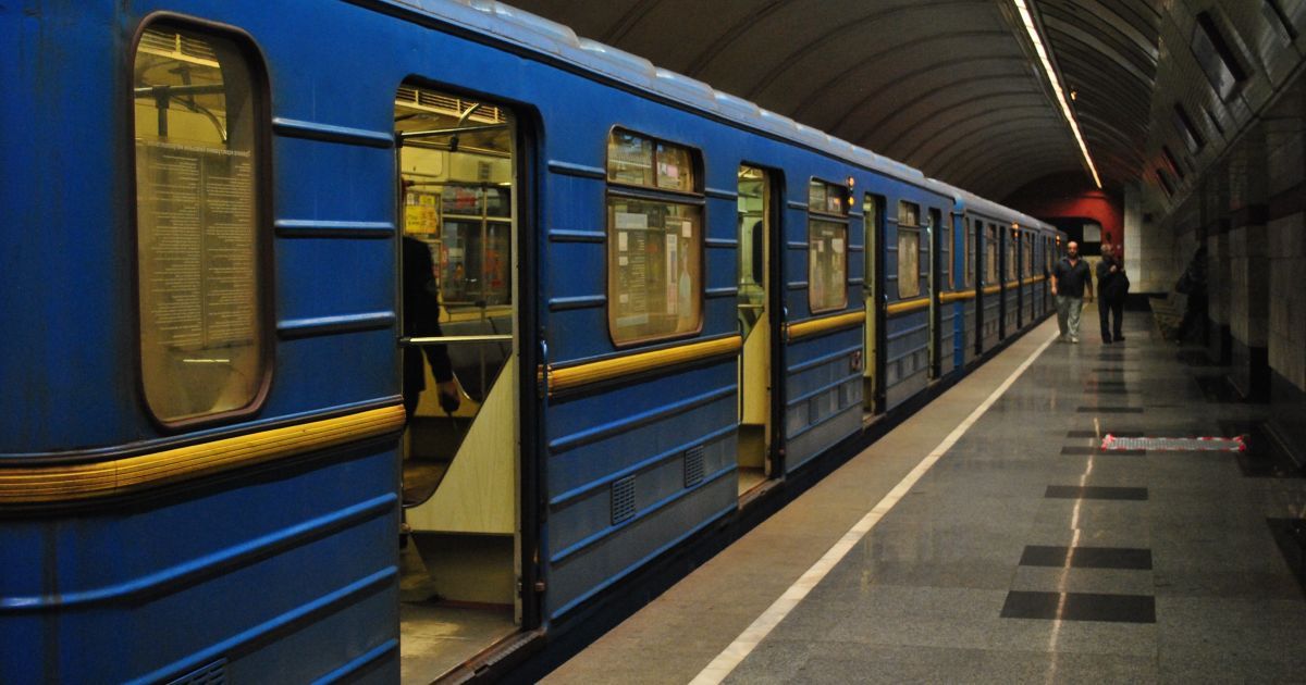 У київському метро п'яний дебошир чіплявся до жінки, побив пасажирів та вдарив поліцейського