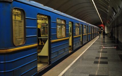 У київському метро п'яний дебошир чіплявся до жінки, побив пасажирів та вдарив поліцейського