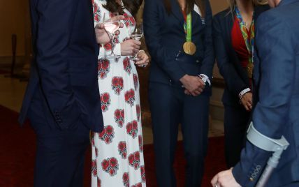 Герцогиня Кембриджская надела на встречу с олимпийцами платье от Alexander McQueen за 3200 долларов