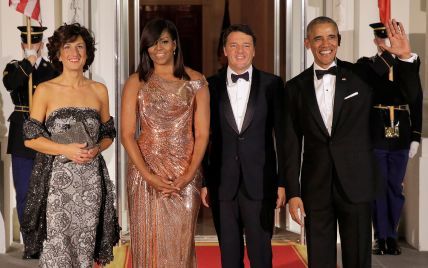 Последний выход первой леди: Мишель Обама подчеркнула фигуру золотым платьем от Versace
