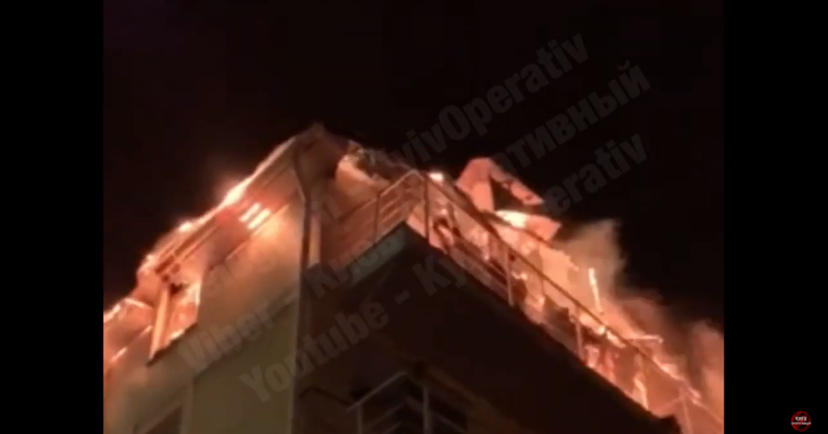 У Києві вогонь охопив трьохповерховий приватний будинок