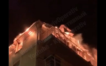 В Киеве огонь охватил трехэтажный частный дом