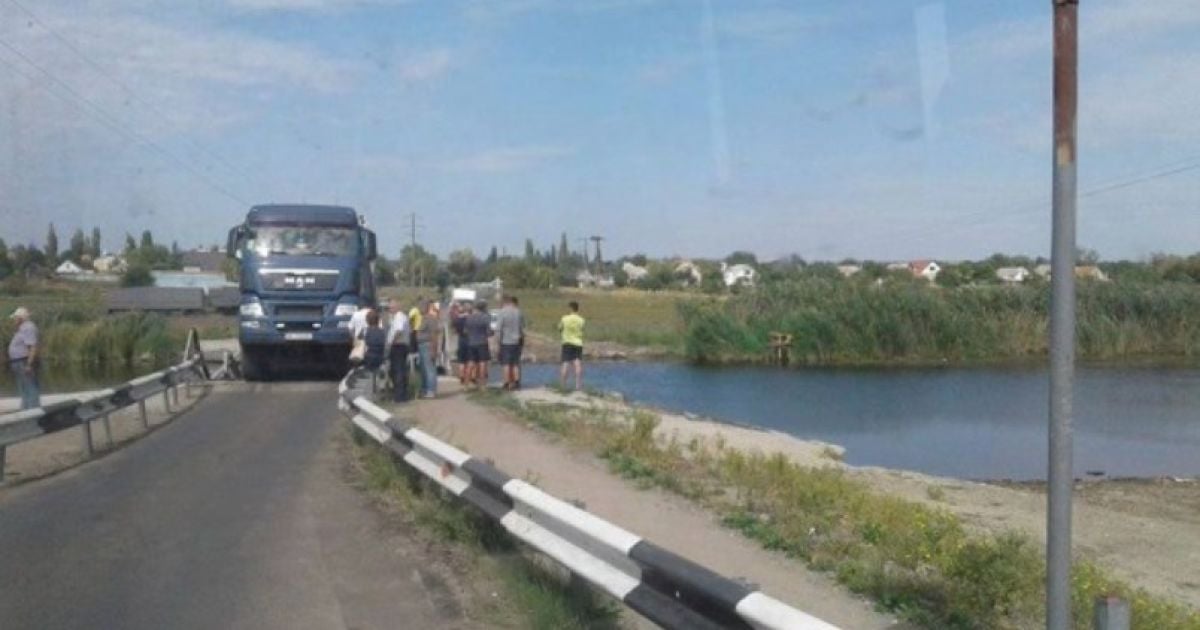 В Николаевской области грузовик разрушил мост