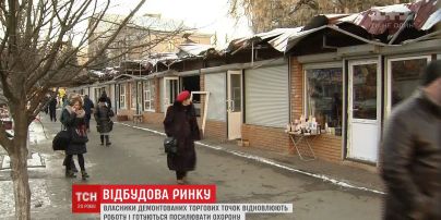 Поблизу станції метро "Політехнічний інститут" підприємці самостійно відновлюють зруйновані МАФи
