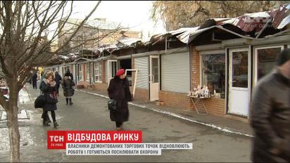 Возле станции метро "Политехнический институт" предприниматели самостоятельно восстанавливают разрушенные МАФы