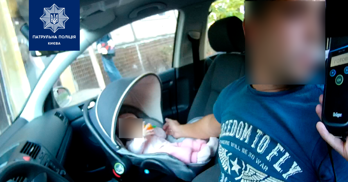 У Києві патрульні зупинили водія, який дуже п'яним роз'їжджав з немовлям у машині