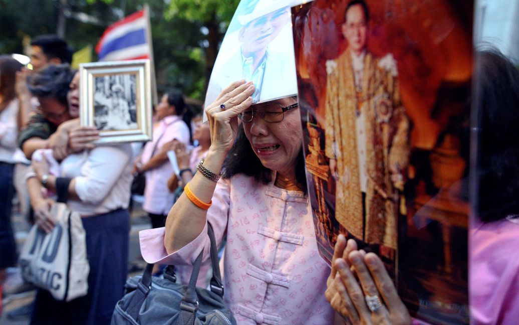 Люди молятся за короля / © Reuters