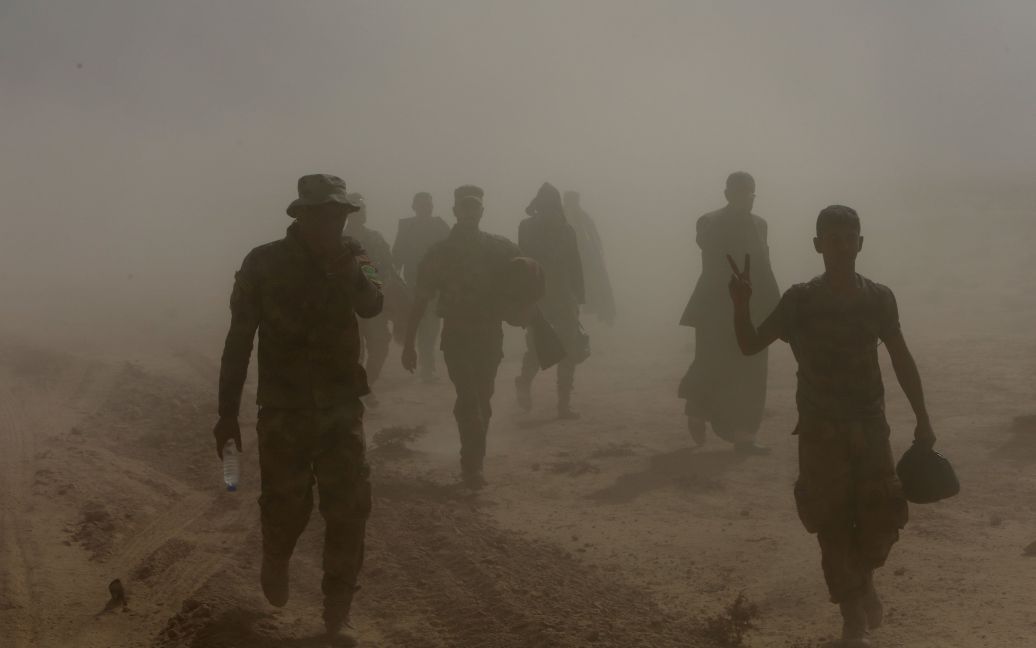 Перемещенные лица из города Мосул прибывают в соседний город Кайара, спасаясь от ожесточенных боев между иракской армией и боевиками &ldquo;ИГ&rdquo;. / © Reuters