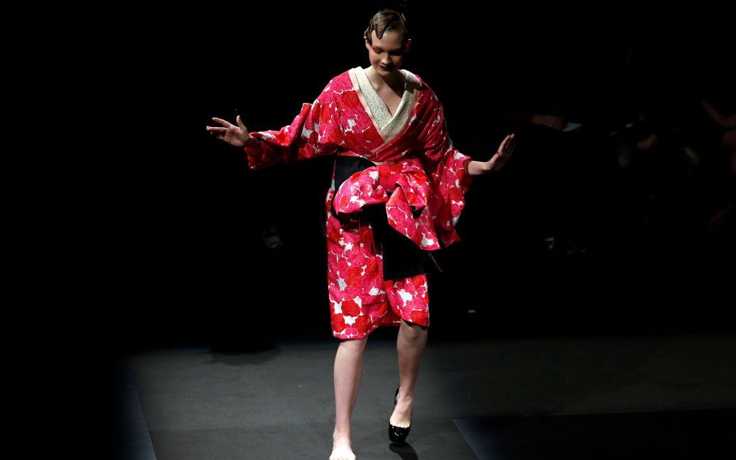 Модель загубила черевичок під час Тижня моди в Токіо, Японія. / © Reuters