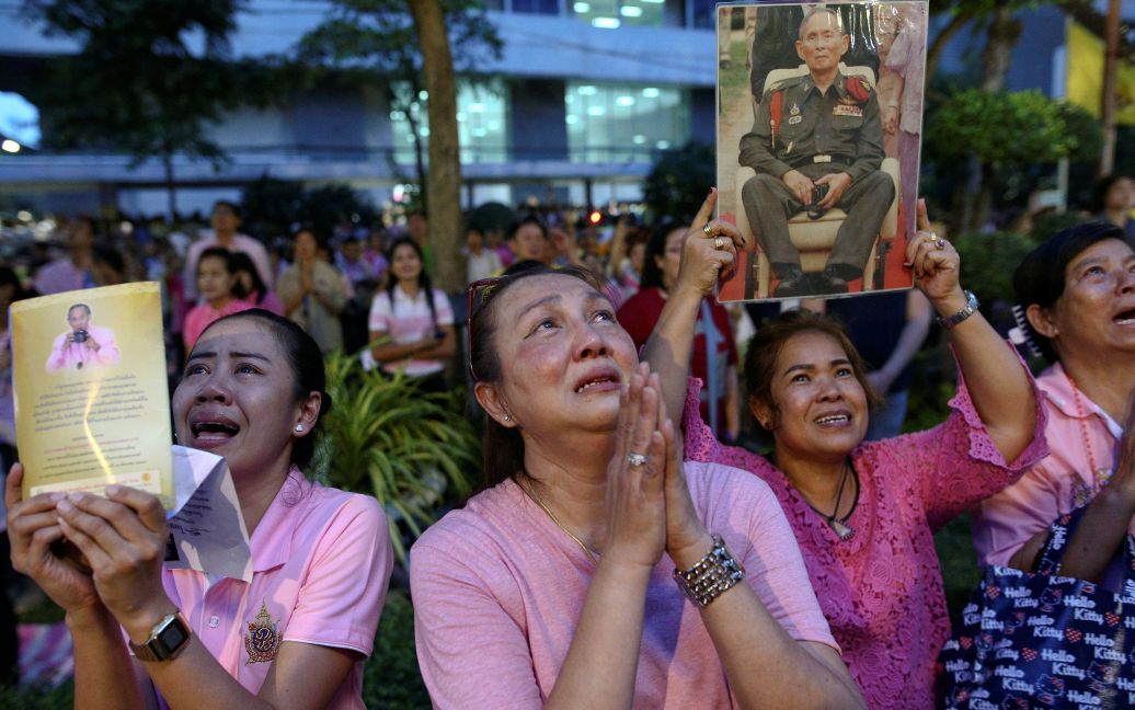 Люди молятся за короля / © Reuters