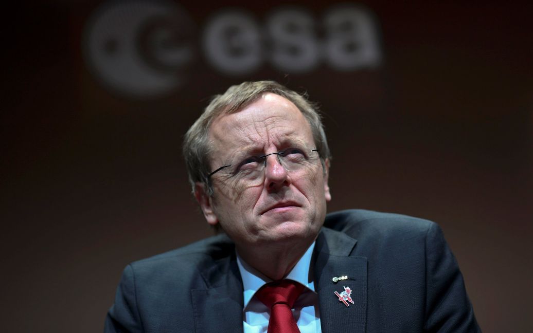Генеральный директор Европейского космического агентства Ян Вернер выступает на пресс-конференции в Дармштадте, Германия во время приземления космического зонда "Скиапарелли" на Марс. Модуль приземлился, но не подает сигналы. / © Reuters