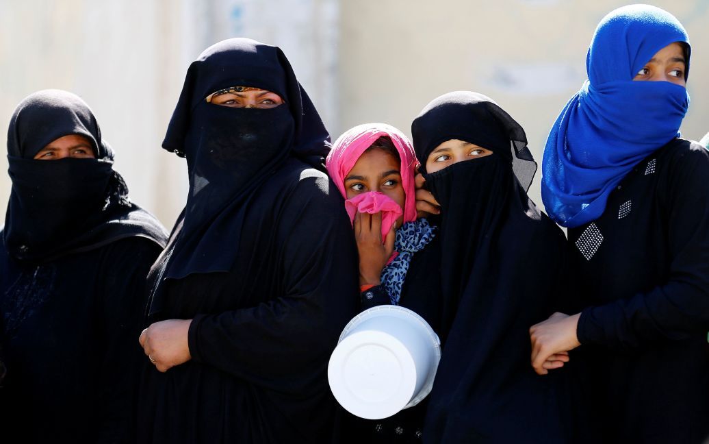 Сирійські жінки шикуються в чергу для розподілу продуктів харчування в прикордонному місті Джараблус, Сирія. / © Reuters