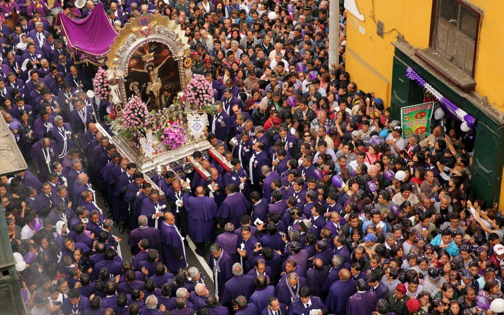 Віруючі беруть участь у процесії "Сеньйор-де-лос-Мілагрос" (&laquo;Володар чудес&raquo;), найбільш шанованого католицького свята у Перу, в центрі міста Ліма, Перу. / © Reuters
