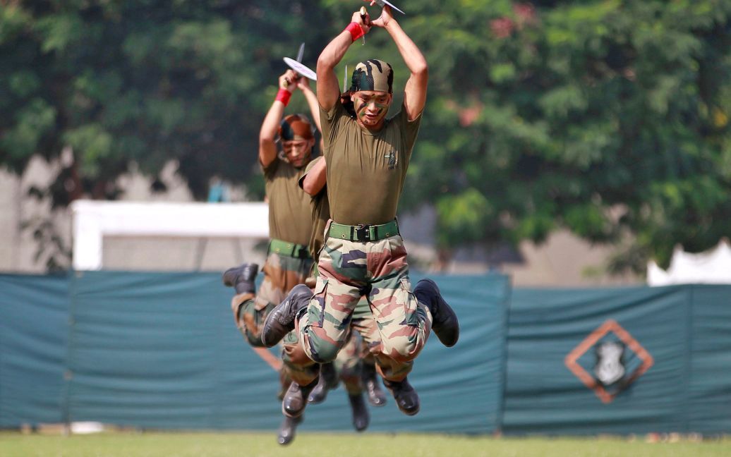 Солдаты индийской армии выполняют упражнения во время двухдневного мероприятия "Знай свою армию", целью которого является привлечь больше молодых людей в армию, в Ахмадабаде, Индия. / © Reuters