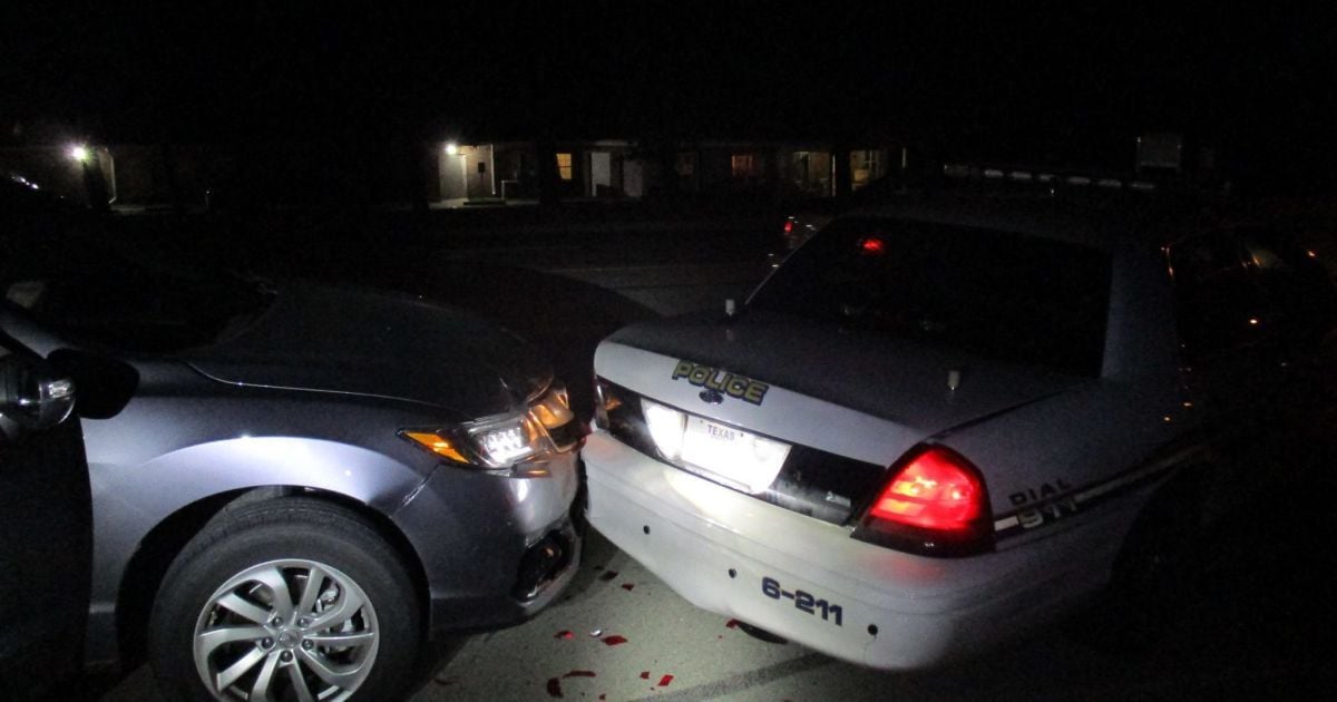 Дівчина потрапила в ДТП через оголені селфі / © City of Bryan Police Department facebook