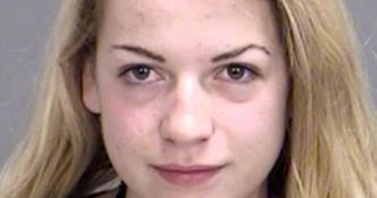 Дівчина потрапила в ДТП через оголені селфі / © City of Bryan Police Department facebook