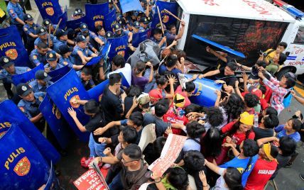 На Филиппинах полицейский фургон влетел в толпу митингующих, есть пострадавшие