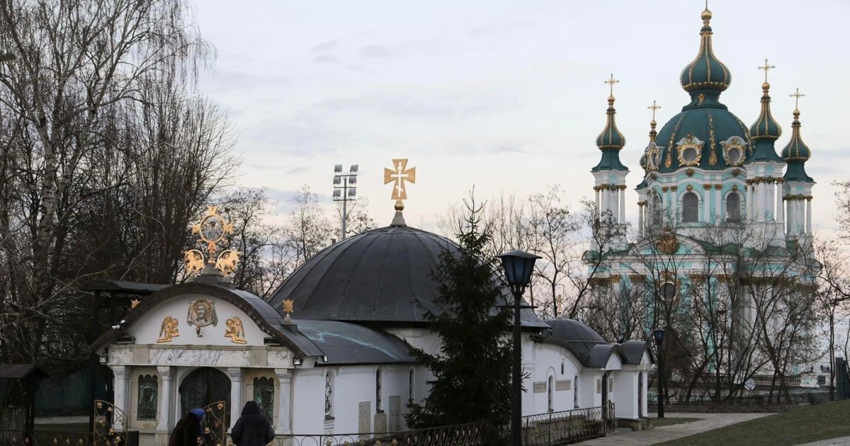 Позов Національного музею історії України з вимогою знести споруду, збудовану церковниками на його території, було подано 2021 року
