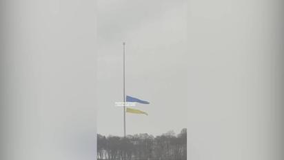 В Киеве ветер повредил самый большой флаг Украины