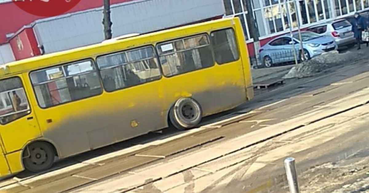 В Киеве на Подоле у маршрутки с пассажирами отлетело колесо