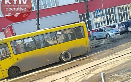В Киеве на Подоле у маршрутки с пассажирами отлетело колесо