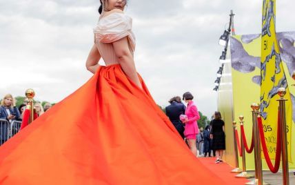 Людмила Барбір у дизайнерській сукні з високим розрізом оголила стрункі ніжки