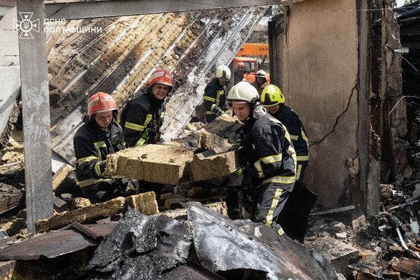 Розбір завалів на місці влучання по ТЦК Полтави / © ДСНС