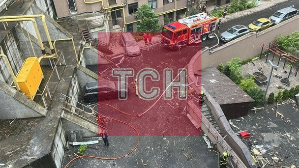Фото з місця влучання уламків дрона у Шевченківському районі Києва / © ТСН