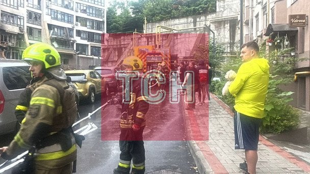 Фото з місця влучання уламків дрона у Шевченківському районі Києва / © ТСН