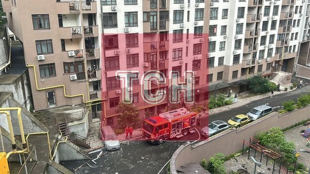 Фото з місця влучання уламків дрона у Шевченківському районі Києва / © ТСН