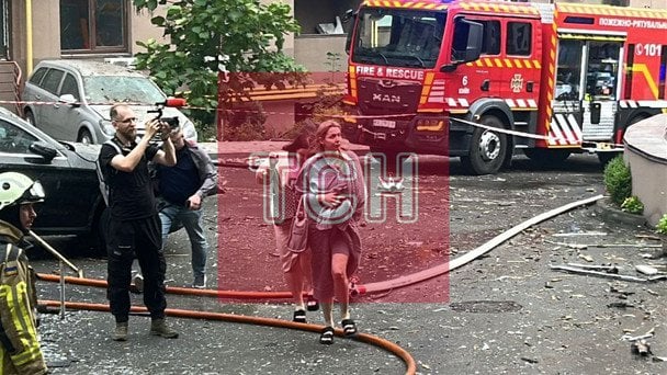 Фото з місця влучання уламків дрона у Шевченківському районі Києва / © ТСН
