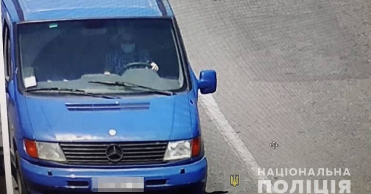 У Києві злодій, утікаючи від патрульних, потрапив у ДТП на викраденому мікроавтобусі