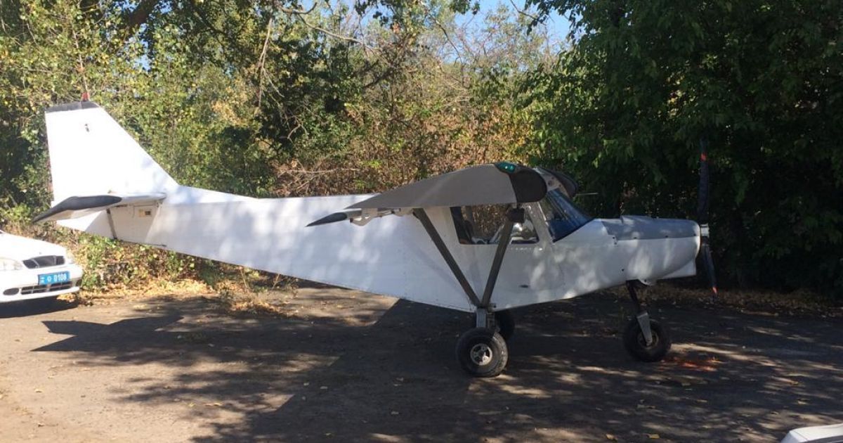 У жителя Черкаської області вилучили літак, на якому він перевозив контрабандні цигарки