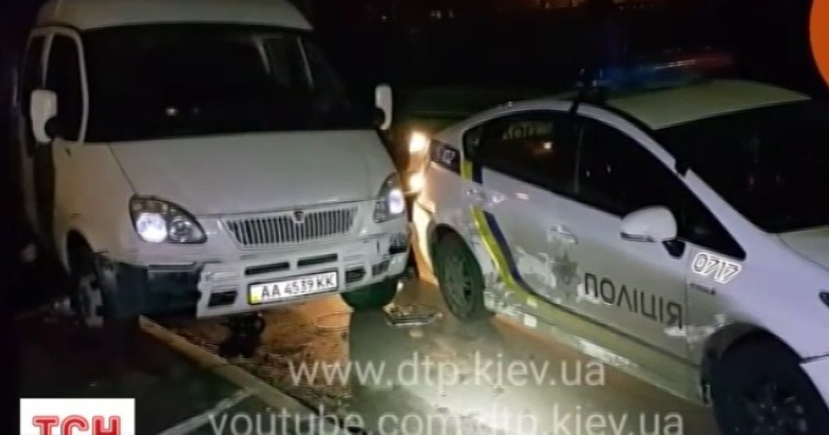 У Києві п'яний водій "Газелі" на повній швидкості протаранив поліцейські авто