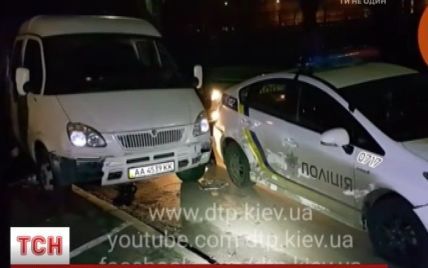 В Киеве пьяный водитель "Газели" на полной скорости протаранил полицейские авто