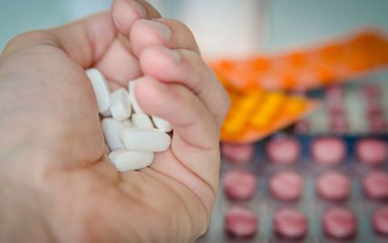 В Британии люди в панике из-за "Омикрона" опустошают полки аптек: возник дефицит популярного лекарства