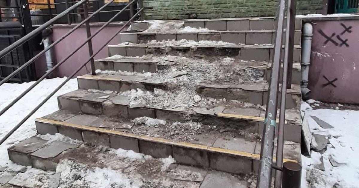 "Здесь убиться проще простого": в Сети обнародовали фото ужасной лестницы на одной из улиц Киева