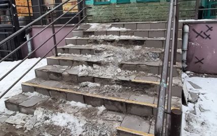 "Тут вбитися простіше простого": у Мережі оприлюднили фото жахливих сходів на одній з вулиць Києва
