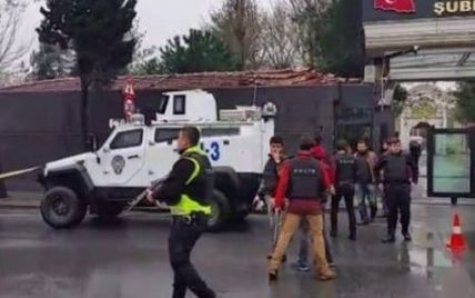В Стамбуле прогремел взрыв: две террористки забаррикадировались в здании, а полиция готовится к штурму