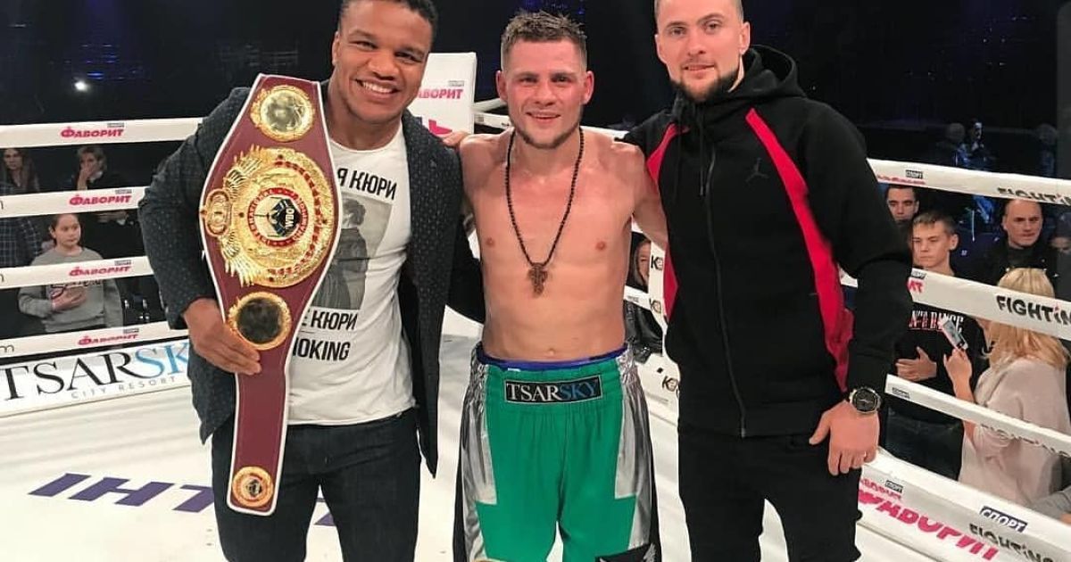 Борець Беленюк похизувався чемпіонським поясом після перемоги Берінчика