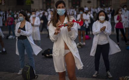 В Барселоне протестовали врачи: жалуются на нехватку средств защиты и малые выплаты