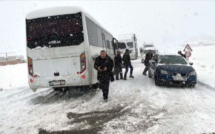 У Туреччині хуртовина замела дороги та зупинила рух транспорту
