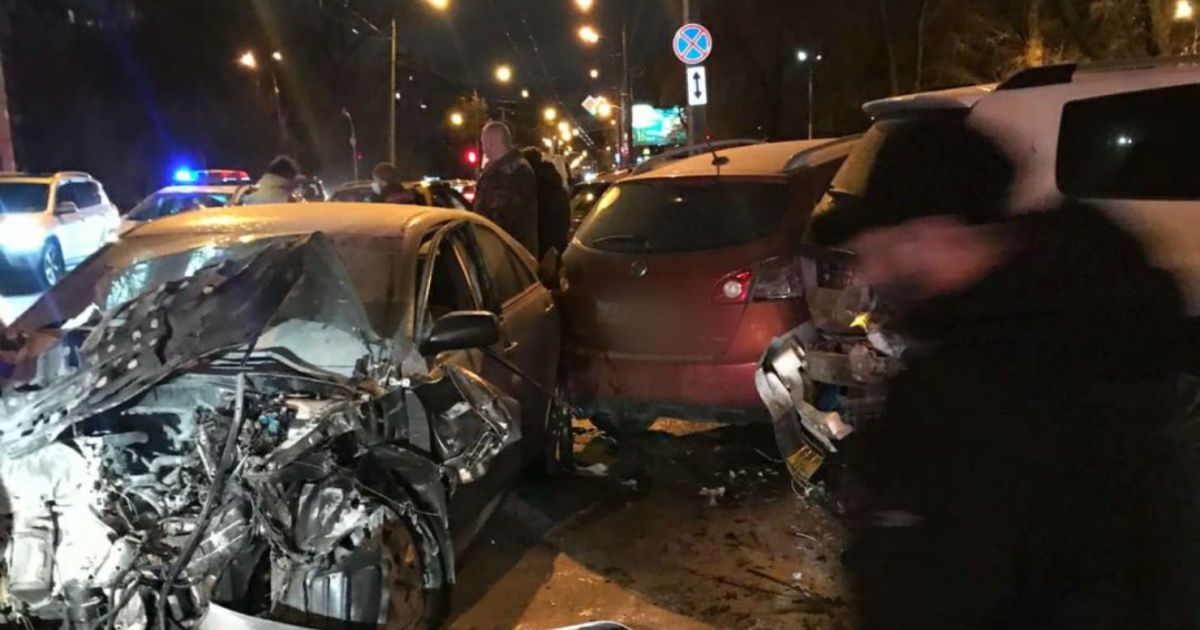 Устроил аварию и сбежал из горящего автомобиля: подробности масштабного ДТП в Киеве (фото, видео)