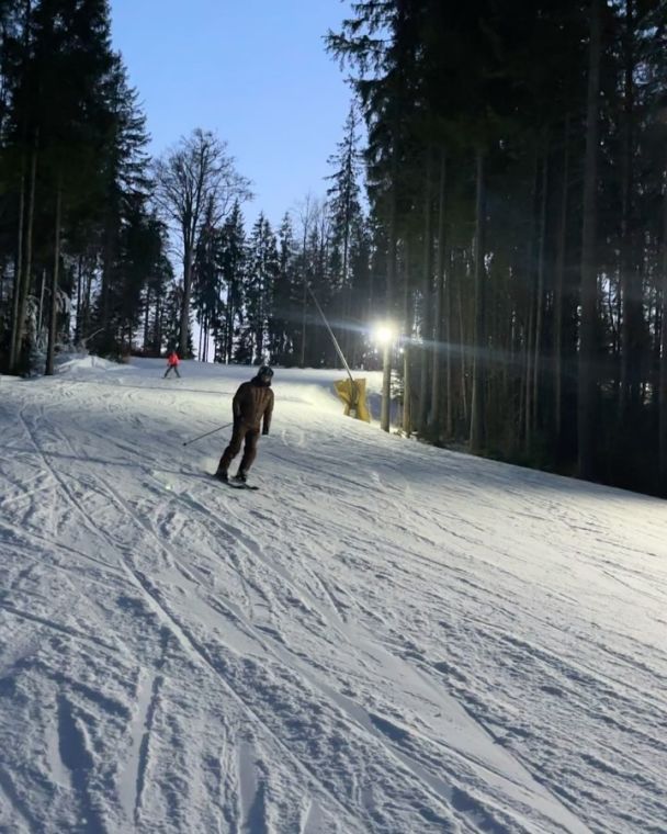 Соломія Вітвіцька з обранцем у Буковелі / © instagram.com/solomiyavitvitska