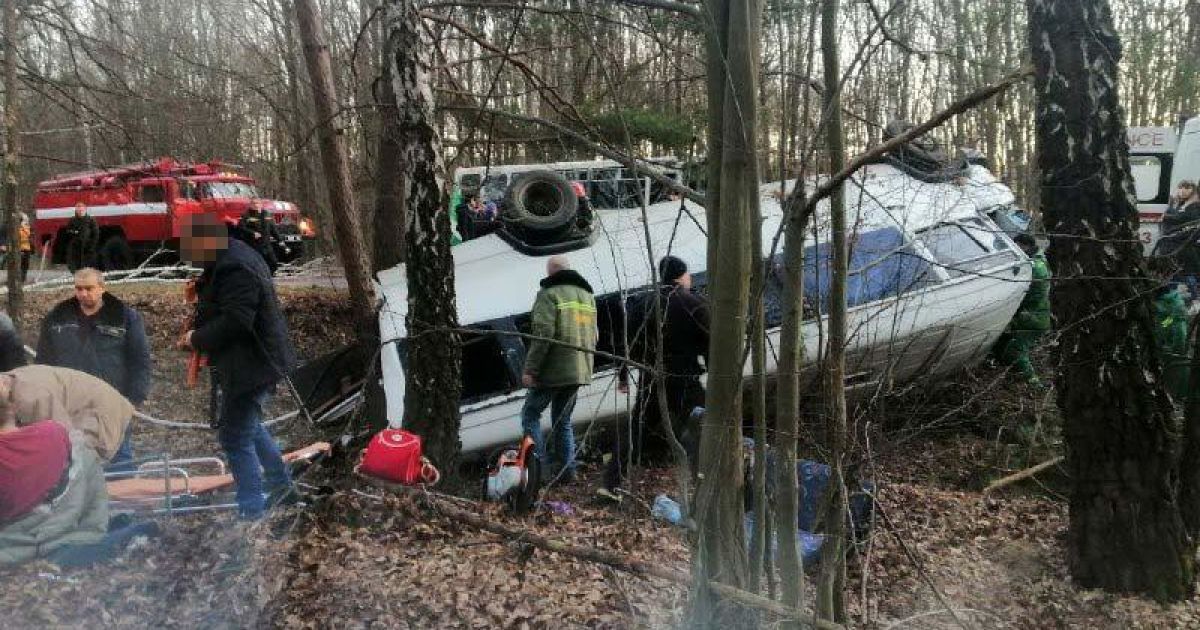 На Рівненщині міжміська маршрутка після зіткнення з BMW злетіла у кювет і перекинулась, є постраждалі