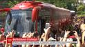 Футбольные фаны постоянно караулят под отелями, где остановились звезды футбола